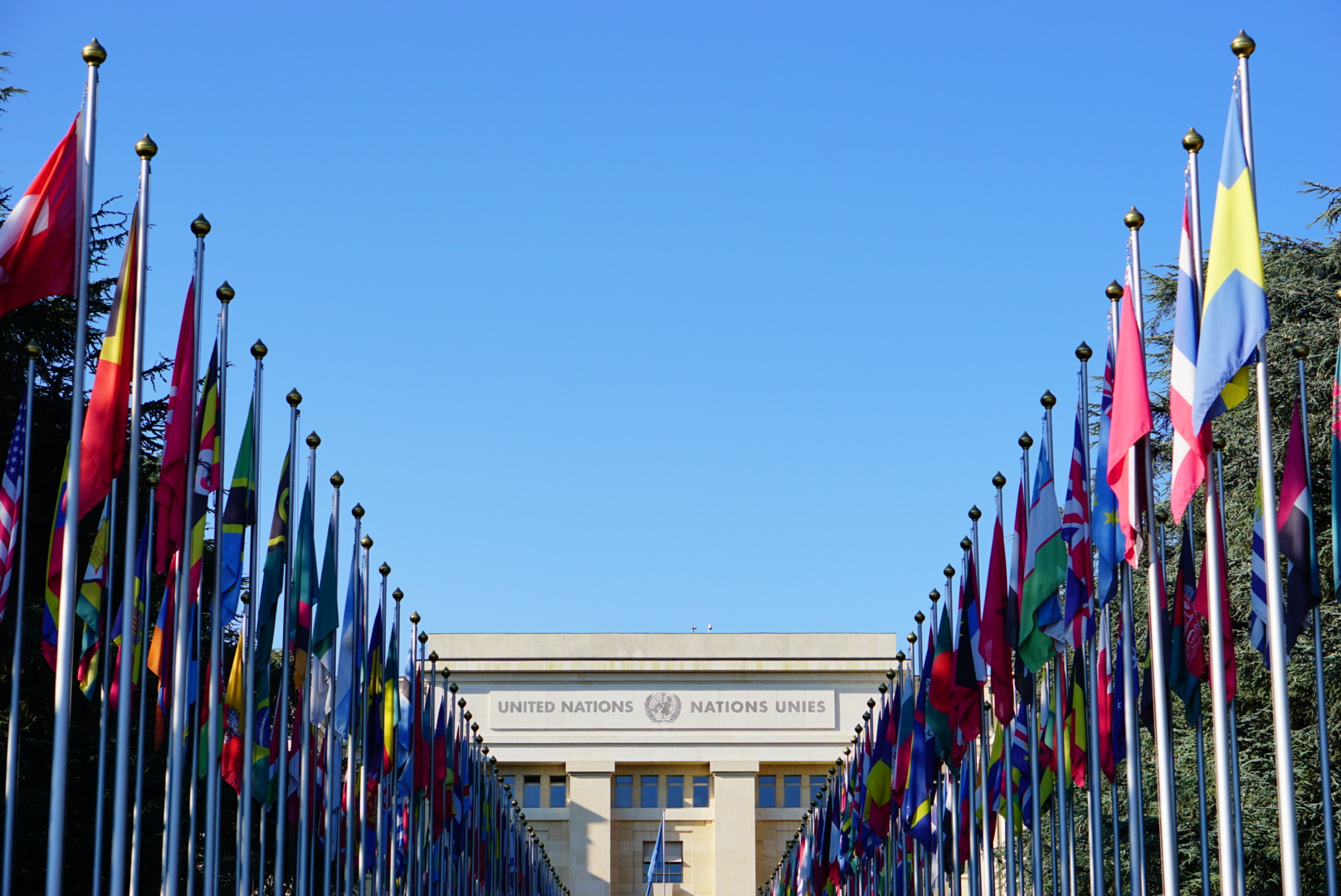 Drapeaux de tous les pays devant le Siège des Nations Unis à Genève