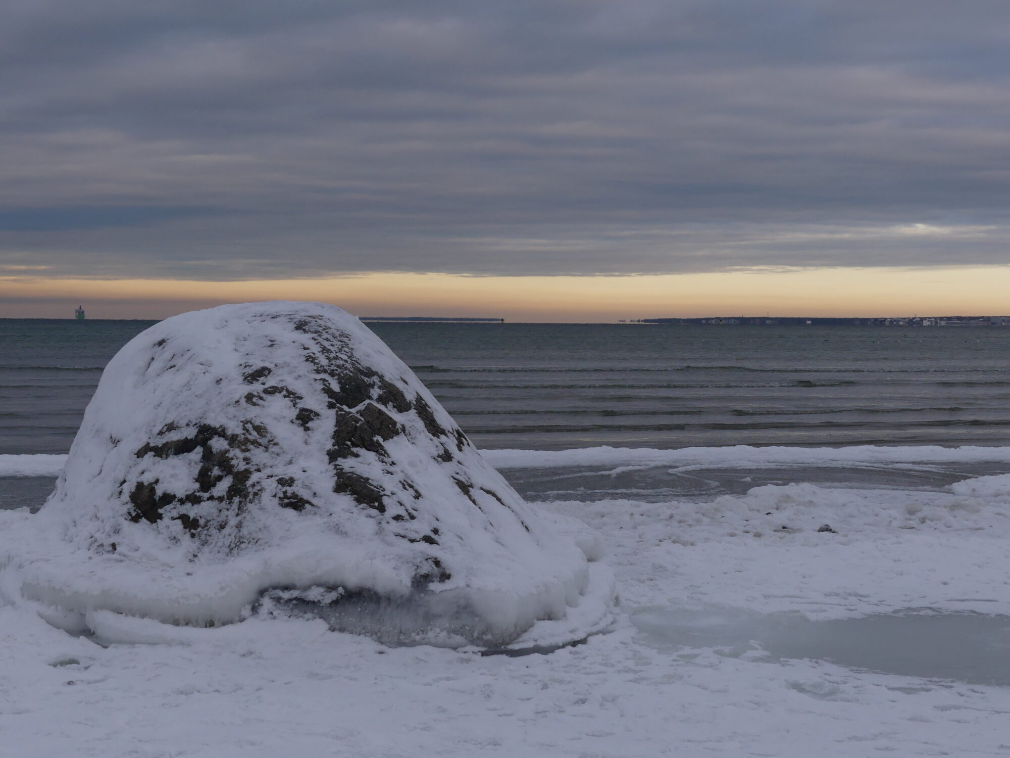 Mer Baltique et sa plage recouverte de neige