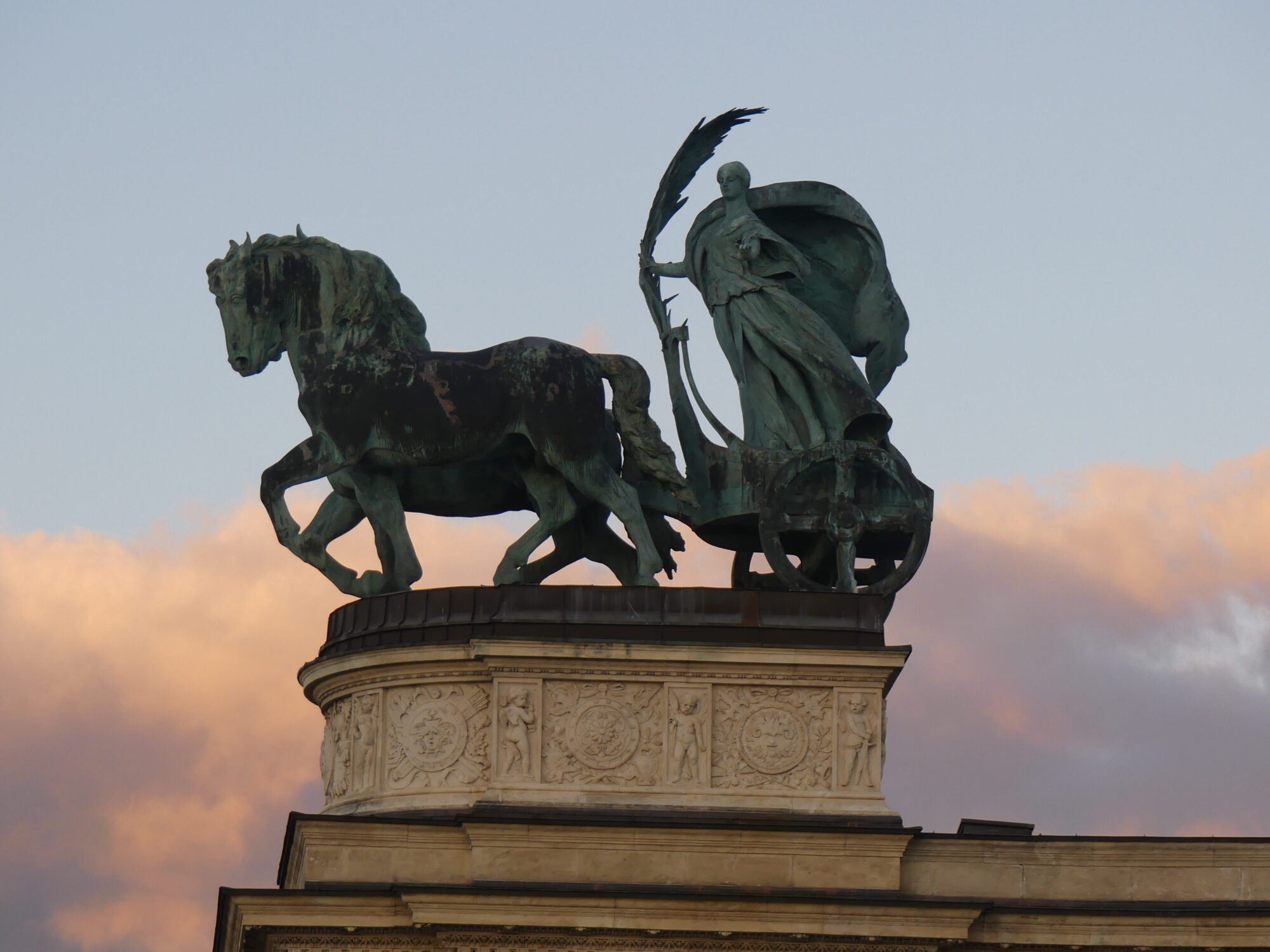 Une des statues que l'on peut trouver sur la place des héros qui représente deux chevaux et une personne derrière eux.