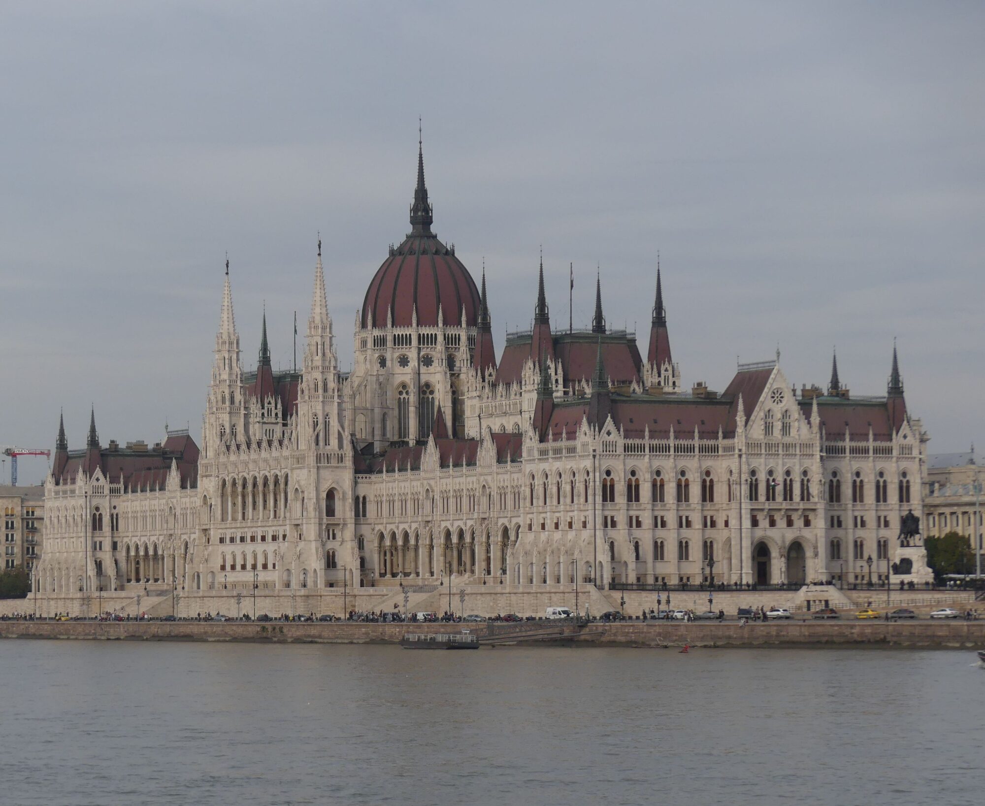 Le parlement vu de loin