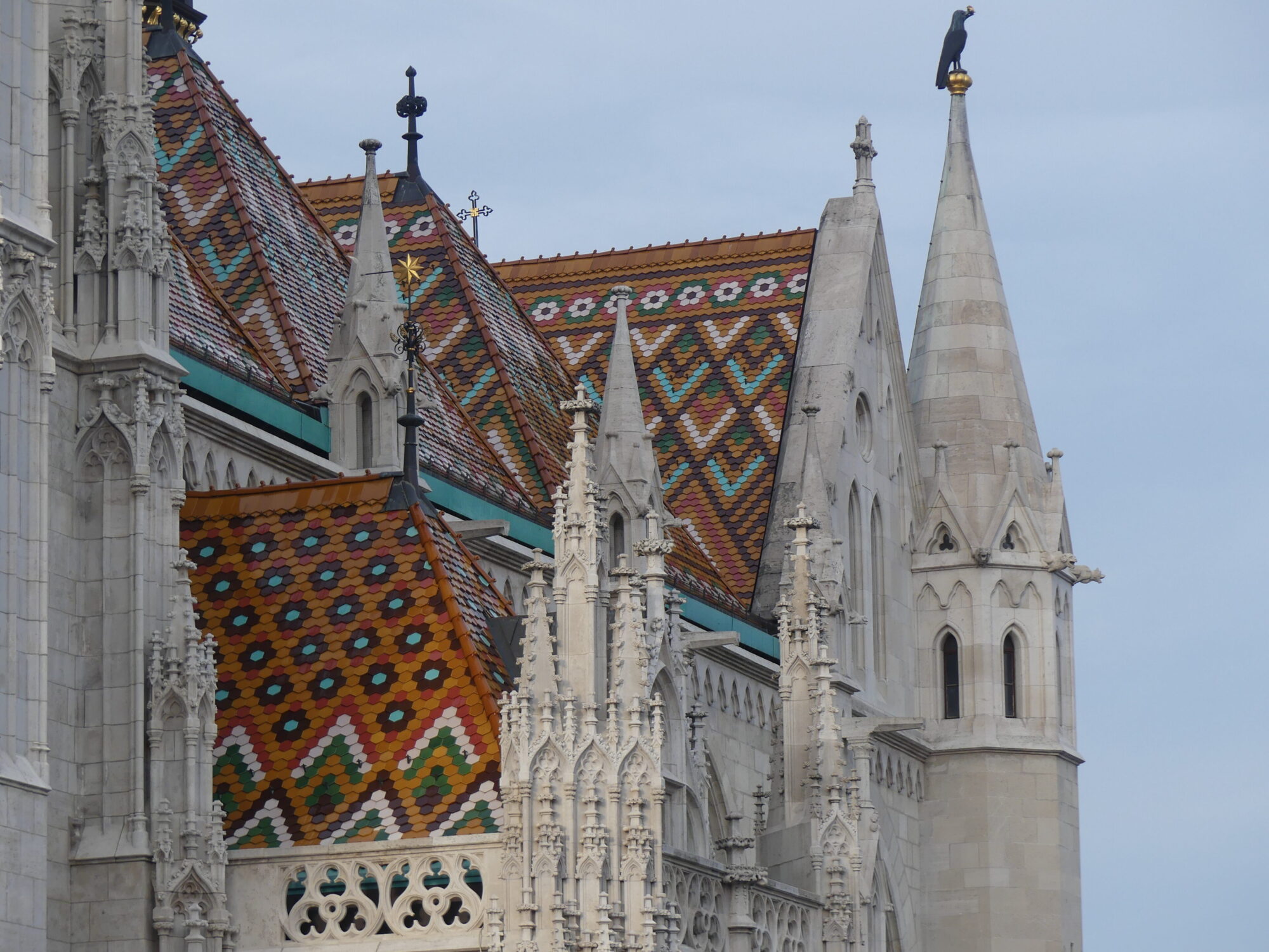 Église Matthias avec un toit coloré