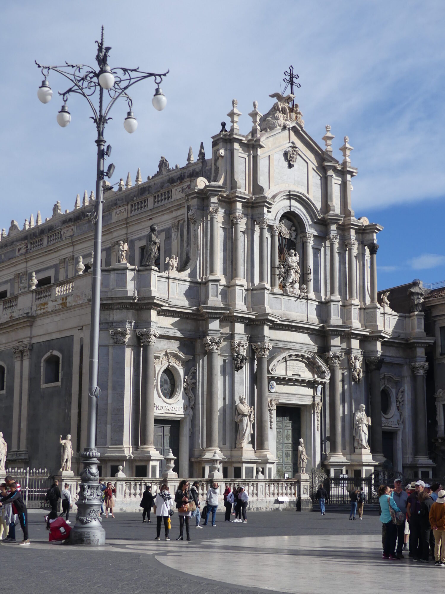 Cathédrale avec colonnes et statuts en façade