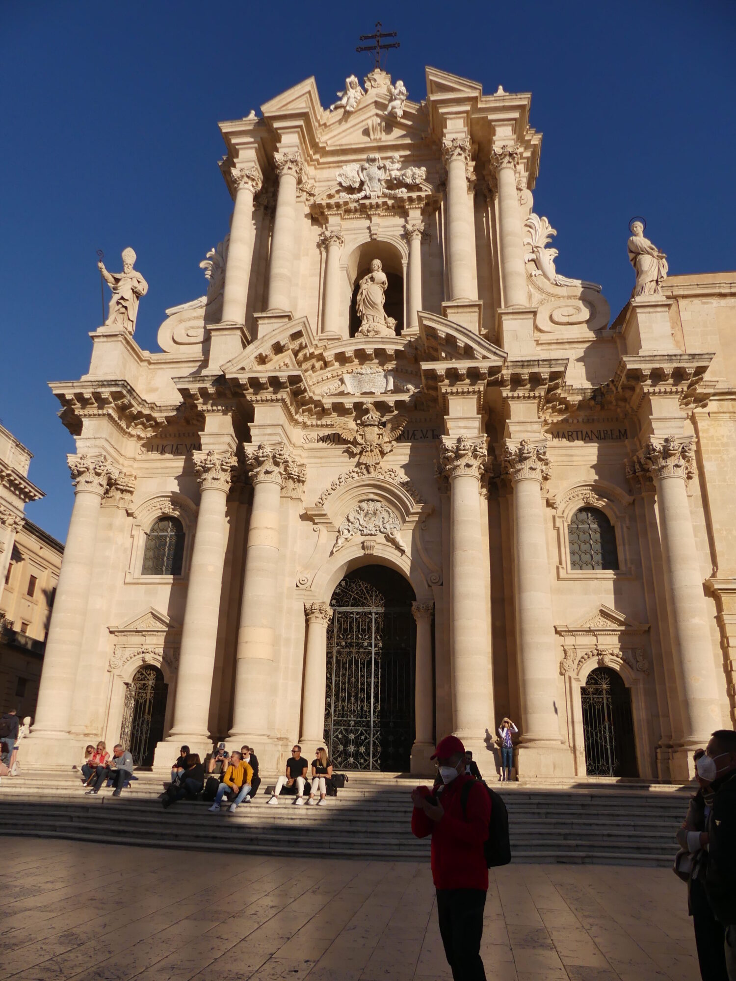 Cathédrale historique avec imposante façade baroque et ensemble de statues.