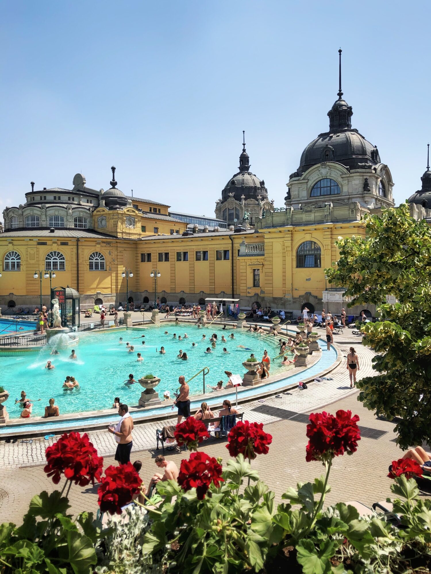 Piscine extérieure dans les thermes de Széchenyi