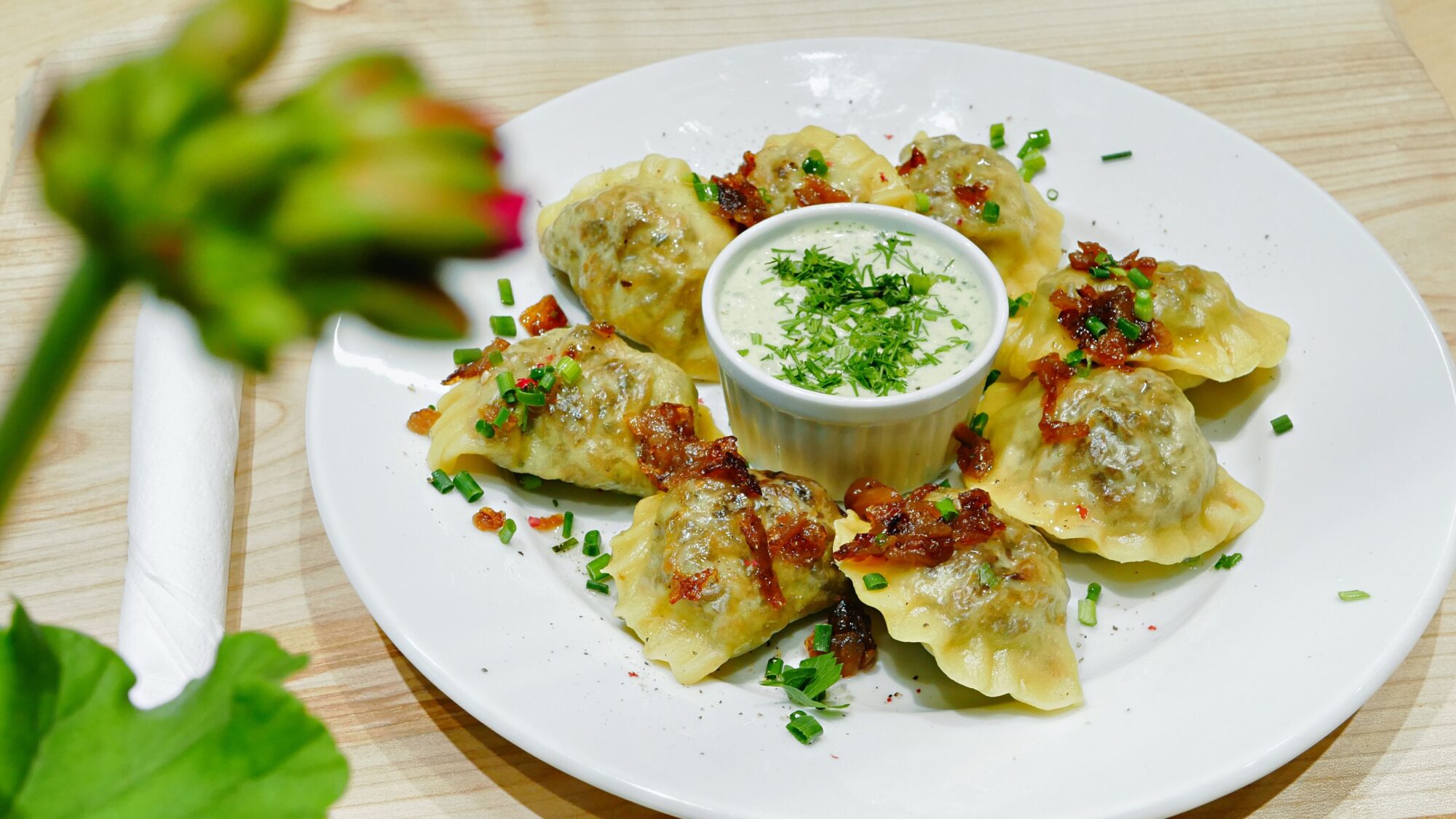 Pierogis en gros plan dans une assiette