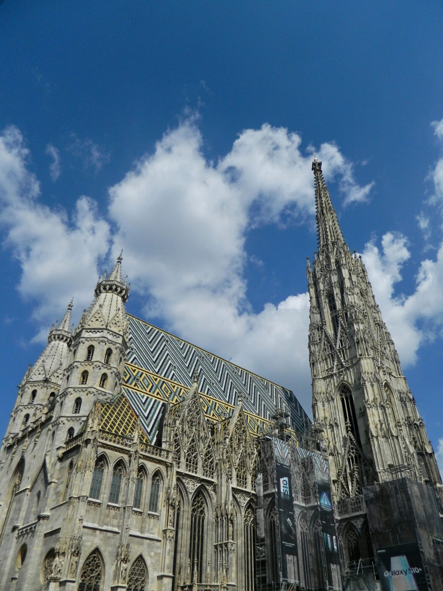 Cathédrale Saint-Etienne avec toit coloré bleu jaune blanc et noir.