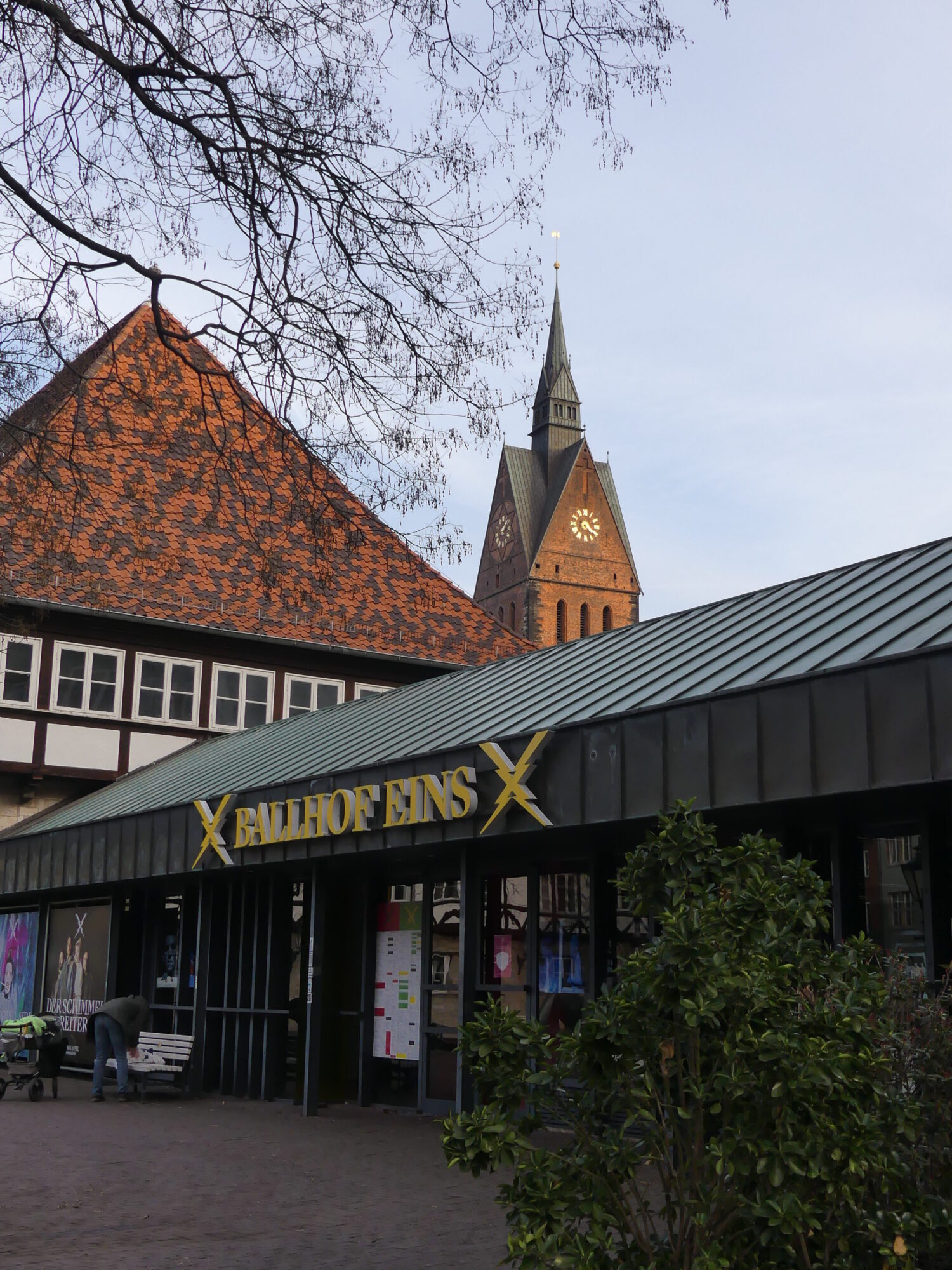 In the foreground are two small buildings, and in the background, quite far away, the bell tower of the Hanover church.